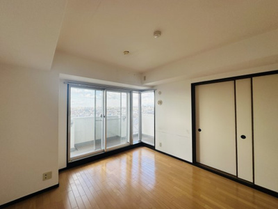 【居間・リビング】 | エステム堺萩原天神 | 【東向きの６階部分！日当たり・通風良好】たっぷりの陽光に包まれる明るい住まいに気持ちも明るくなりますね♪