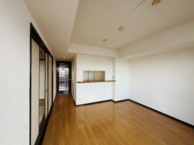 【居間・リビング】 | エステム堺萩原天神 | 【リビング】ＬＤＫ約１３．２帖♪大きな窓のあるリビングは、陽光あふれる明るい空間です！居心地良く、ご家族皆がゆったり寛げる憩いの空間となりそうです♪