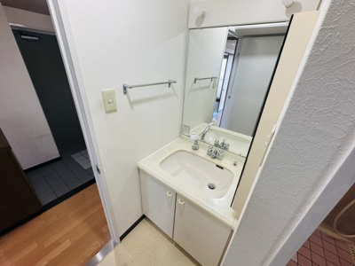 【独立洗面台】 | エステム堺萩原天神 | 洗面室へはキッチンからと廊下からの２方向から出入りできるので、家事の効率も上がりますね♪