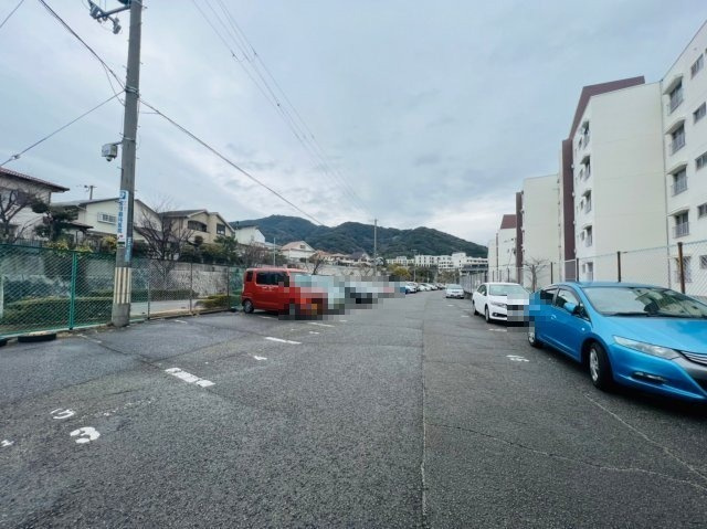 高倉台1団地2号棟の駐車場