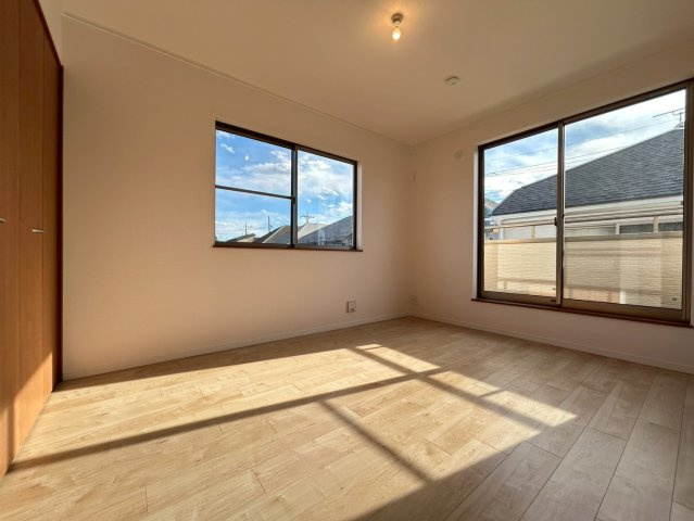 三鷹市牟礼7丁目　中古戸建の洋室|全居室南向きのため、どのお部屋にもしっかりと日差しが差し込みます。

現地ご見学希望・資料請求などお気軽にお問い合わせ下さい！
03-5990-5201