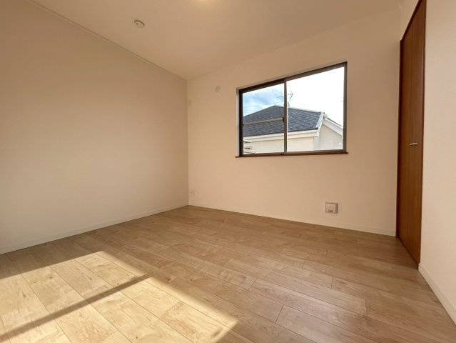 三鷹市牟礼7丁目　中古戸建の洋室|木のぬくもりが感じられるナチュラルな雰囲気に仕上がった室内です。

現地ご見学希望・資料請求などお気軽にお問い合わせ下さい！
03-5990-5201