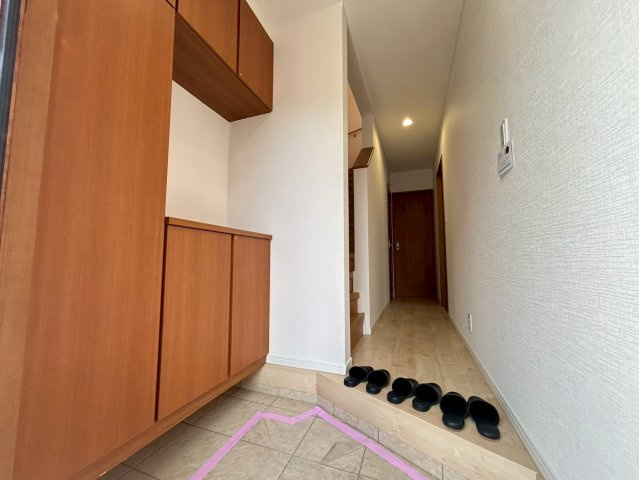 三鷹市牟礼7丁目　中古戸建の玄関|玄関横にはシューズボックスがついているため、片付いた玄関がキープできます！

現地ご見学希望・資料請求などお気軽にお問い合わせ下さい！
03-5990-5201