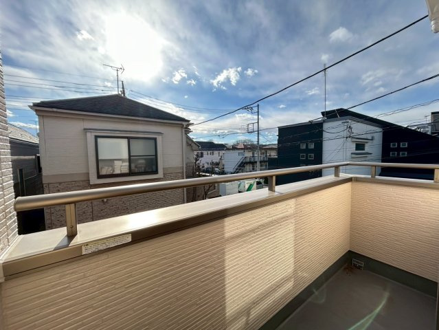 三鷹市牟礼7丁目　中古戸建のバルコニー|南向きのバルコニーは陽当り良好で、たっぷりのお洗濯物もよく乾きます！

現地ご見学希望・資料請求などお気軽にお問い合わせ下さい！
03-5990-5201