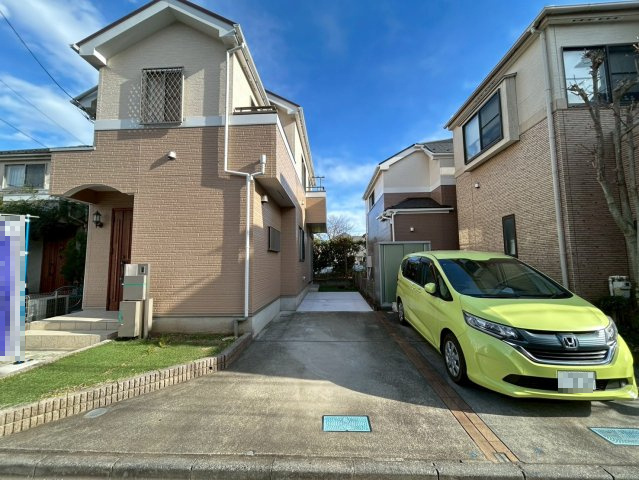 三鷹市牟礼7丁目　中古戸建の駐車場|カースペースは車種により2台駐車可能です。セカンドカーはもちろん、ゲストを招く際の駐車スペースとしても活躍。

現地ご見学希望・資料請求などお気軽にお問い合わせ下さい！
03-5990-5201