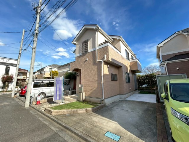 三鷹市牟礼7丁目　中古戸建の前面道路含む現地写真|カースペースは自転車置場にしたりプランターを置いたり、使い方は工夫次第！

現地ご見学希望・資料請求などお気軽にお問い合わせ下さい！
03-5990-5201