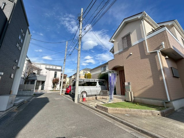 三鷹市牟礼7丁目　中古戸建の前面道路含む現地写真|良好な住環境が守られてきた、第一種低層住居専用地域の住宅街です。

現地ご見学希望・資料請求などお気軽にお問い合わせ下さい！
03-5990-5201