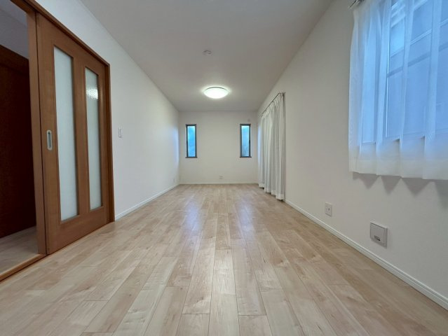 三鷹市牟礼7丁目　中古戸建の居間・リビング|のびやかに広がるリビングは、一年を通して爽やかな光と風に癒される家族のなごみ空間。

現地ご見学希望・資料請求などお気軽にお問い合わせ下さい！
03-5990-5201