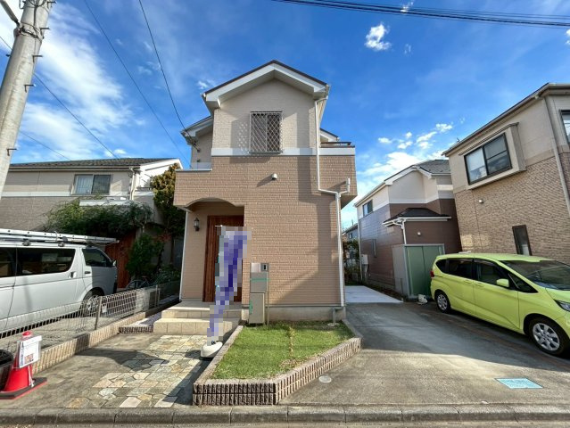 三鷹市牟礼7丁目　中古戸建の外観|建物の個性を主張する、シックな美しい外観。

現地ご見学希望・資料請求などお気軽にお問い合わせ下さい！
03-5990-5201