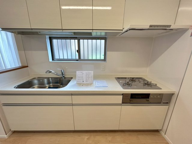 三鷹市牟礼7丁目　中古戸建のキッチン|白を基調とした清潔感のあるキッチン。使い勝手の良いキッチンで効率よくお料理をすることができます。

現地ご見学希望・資料請求などお気軽にお問い合わせ下さい！
03-5990-5201