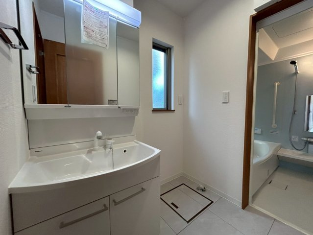 三鷹市牟礼7丁目　中古戸建の独立洗面台|清潔感のあるプライベート空間は、身だしなみチェックやお肌のお手入れに最適です。

現地ご見学希望・資料請求などお気軽にお問い合わせ下さい！
03-5990-5201