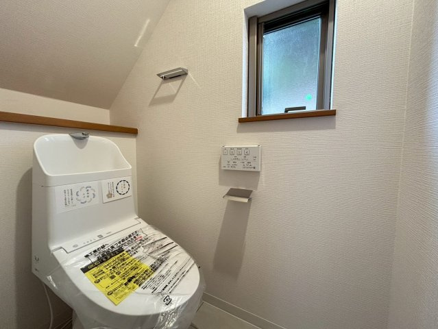 三鷹市牟礼7丁目　中古戸建のトイレ|トイレは2ヶ所に設置しているため、来客時にも気兼ねなく使えます！

現地ご見学希望・資料請求などお気軽にお問い合わせ下さい！
03-5990-5201