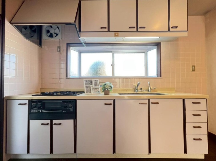 神戸市西区桜が丘東町5丁目のキッチン|壁付キッチンなのでリビングを広々使えます！キッチンの近くに窓があり、換気もできます！