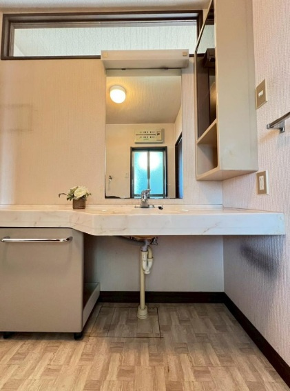 神戸市西区桜が丘東町5丁目の洗面所|収納棚がありスッキリ♪