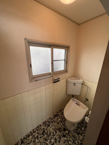 西村邸貸家のトイレ|落ち着いた色調のトイレです