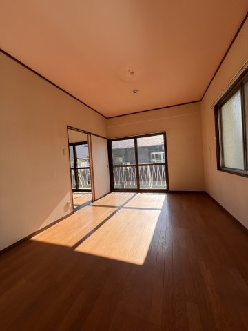 西村邸貸家の居間・リビング|使いやすいリビングです