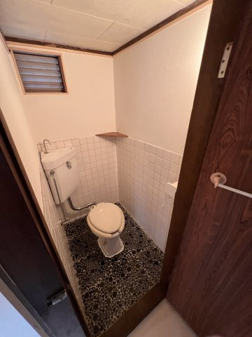 西村邸貸家のトイレ|落ち着いた色調のトイレです