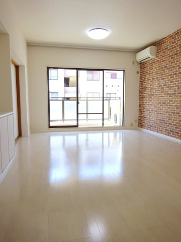 サンヨーレジデンスＢ棟の居間・リビング