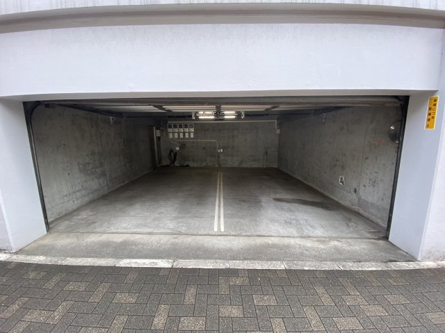 写真右側、１台分（シャッター付き）