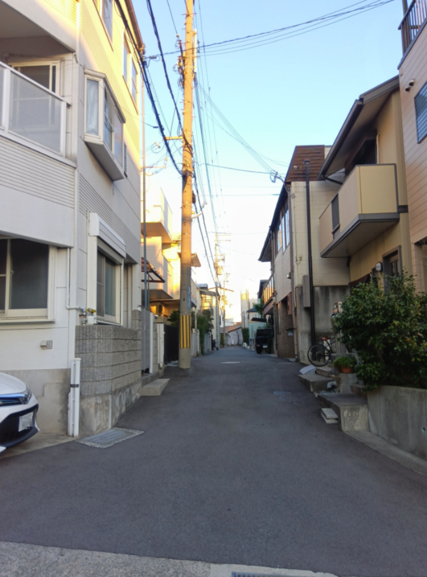 高羽町1丁目中古戸建の前面道路含む現地写真|南側前面道路写真（西側から撮影）