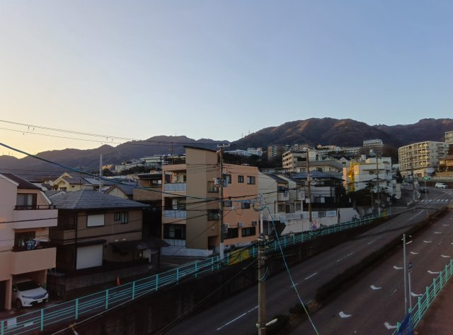 高羽町1丁目中古戸建の居間・リビング|北西の眺望・六甲山系がキレイに見えます