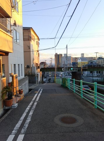 高羽町1丁目中古戸建の前面道路含む現地写真|西側前面道路写真（北側から撮影）・一方通行なので車両衝突事故リスクも軽減されます