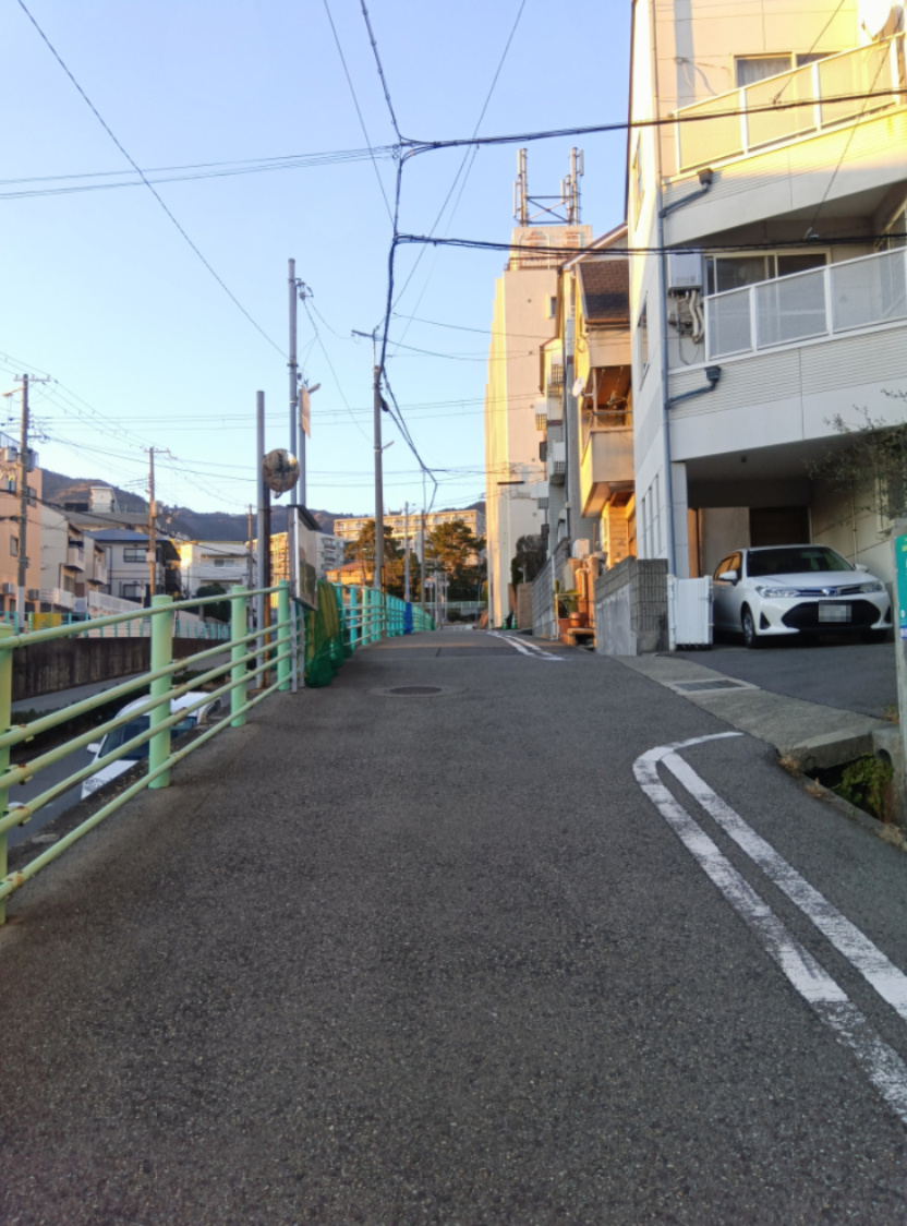 高羽町1丁目中古戸建の前面道路含む現地写真|西側前面道路写真（南側から撮影）