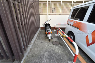 【駐車場】 | バイク置き場。空き区画の有無や駐輪料金、サイズおよび排気量規定などについては、改めてお問い合わせください。～即日のご見学可能～　お問合せはお気軽にどうぞ。