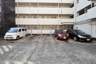 【駐車場】 | マンションの駐車場スペース。空きの有無や駐車料金、サイズ規定などについては、改めてお問い合わせください。～即日のご見学可能～　お問合せはお気軽にどうぞ。