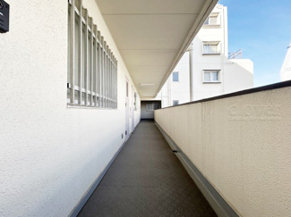 【その他共用部分】 | マンションの共用廊下です。きれいに清掃されています。周囲のお部屋の様子も、ぜひ伺ってみてください。～即日のご見学可能～　お問合せはお気軽にどうぞ。