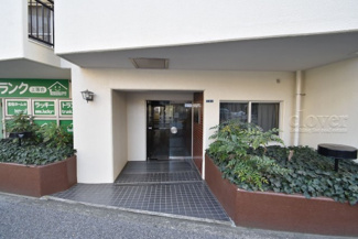 【エントランス】 | お客様を、そして住人を出迎えてくれるマンションのエントランス。ゴミが落ちていないことからも、管理状態の良さや住民の節度の高さが見て取れます。～即日のご見学可能～　お問合せはお気軽にどうぞ。