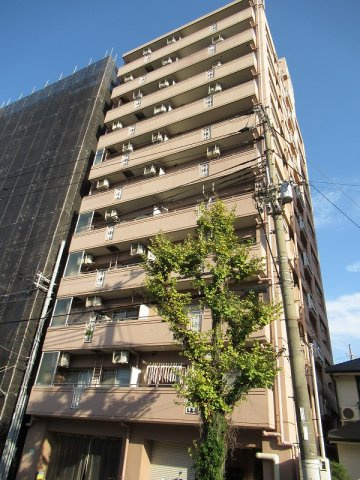 ロイヤルコート兵庫の外観|鉄筋コンクリート造11階建の分譲マンション。しっかりとした造りと落ち着いた外観デザインが印象的です。