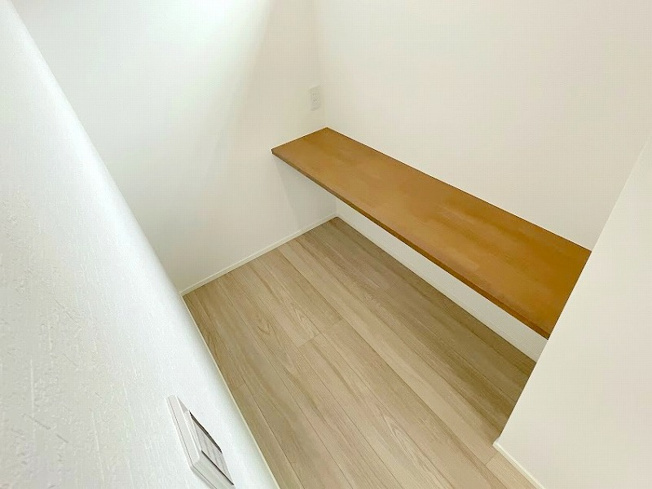 【その他】 | 川越市砂　新築一戸建住宅　全1棟　(ふじみ野店) | 7.0帖の洋室には書斎がございます。
個室のような空間で仕事に集中することができます。