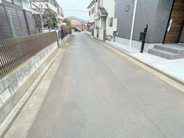 【前面道路含む現地写真】 | 川越市砂　新築一戸建住宅　全1棟　(ふじみ野店) | 小学校徒歩10分とお子様の通学がしやすいエリアです。