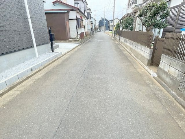 【前面道路含む現地写真】 | 川越市砂　新築一戸建住宅　全1棟　(ふじみ野店) | 周辺環境も併せてご案内いたします。
お気軽にお問い合わせください！