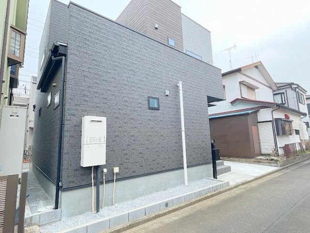 【外観】 | 川越市砂　新築一戸建住宅　全1棟　(ふじみ野店) | 設計住宅性能評価書取得住宅！
また、住宅性能表示制度において最も高い耐震性能の「耐震等級3」を取得した耐震強度のあるお住まいです。