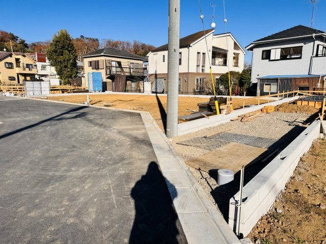 八王子市　石川町　新築一戸建て　７期の前面道路含む現地写真|～西側6ｍ道路に面しています～