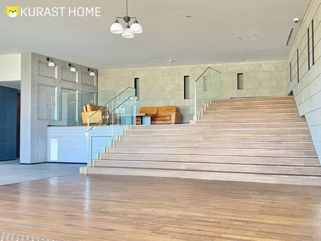 イニシア桂大橋　2階のエントランス