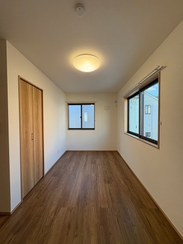 グランソフィア廻田町の洋室