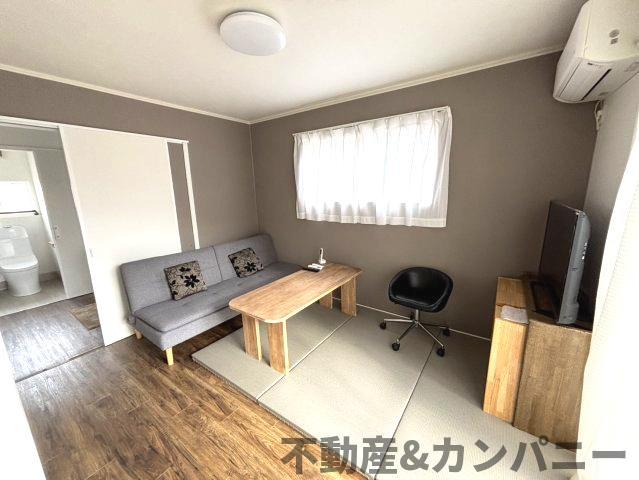 土居町の中古戸建の居間・リビング|こちらのリビングで趣味の時間をお楽しみください