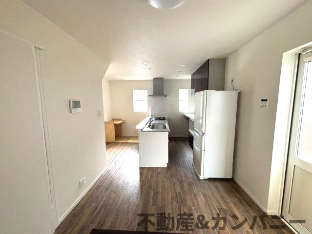 土居町の中古戸建の居間・リビング|こちらのリビングで趣味の時間をお楽しみください