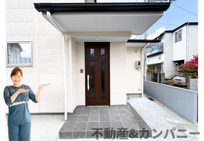 土居町の中古戸建の玄関|明るい玄関です