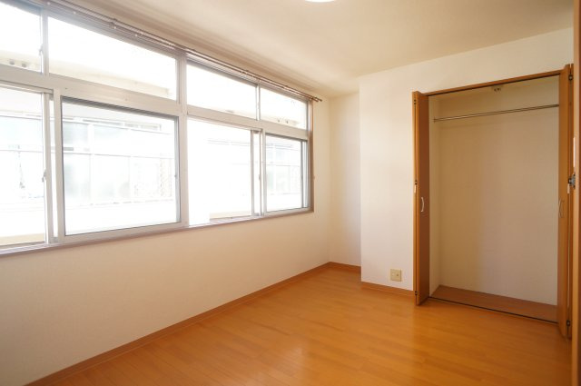 川上ビルの洋室