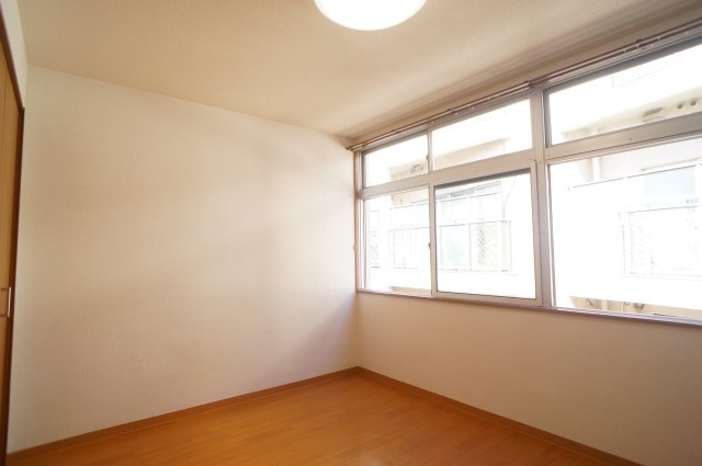 川上ビルの洋室