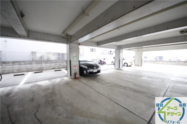 コンフォート宮下の駐車場