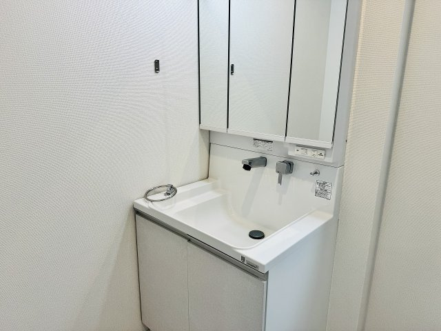 八王子市　石川町　新築一戸建て　７期の独立洗面台|～３面鏡付きの独立洗面台　細々している物をスッキリ収納出来ます～