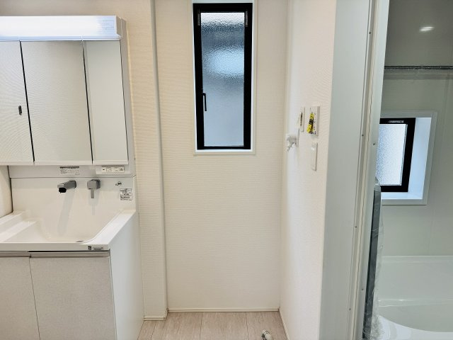 八王子市　石川町　新築一戸建て　７期の脱衣所|～窓付きで明るい洗面所　換気もしやすいです～