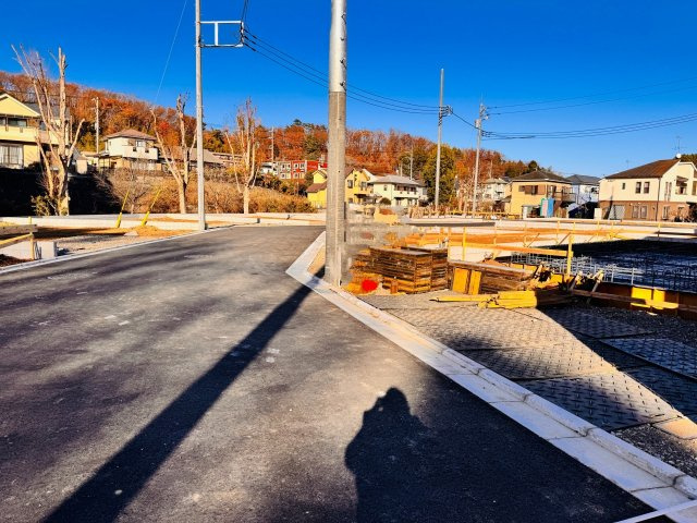 八王子市　石川町　新築一戸建て　７期の前面道路含む現地写真|～西側6ｍ道路に面しています～
