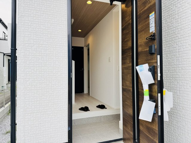 八王子市　石川町　新築一戸建て　７期の玄関|～玄関は安心のWロックキーを採用～