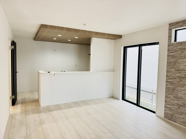 八王子市　石川町　新築一戸建て　７期の居間・リビング|～16.0帖の明るいLDKで、家族団欒の時間をお過ごしいただけます～